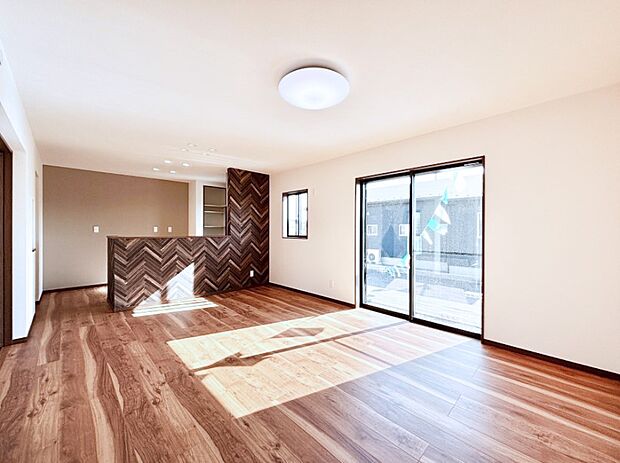 キッチンカウンターのアクセントクロスがお洒落なリビング。