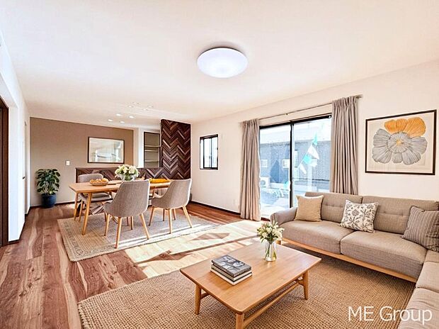 ご家族の賑やかな話し声で包まれる明るいリビング ※家具はCGです