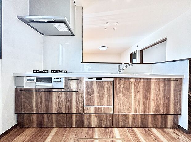 リビングを見渡せる人気のカウンターキッチン。 家族を見守りながら家事をすることができます。