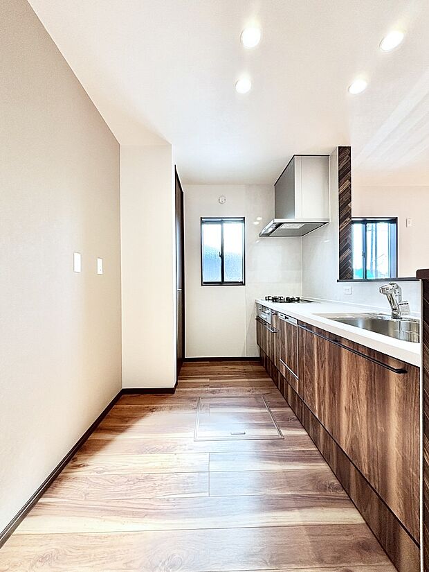 爽やかな風が通り抜けるキッチン。窓があるので明るく換気にも役立ちます。