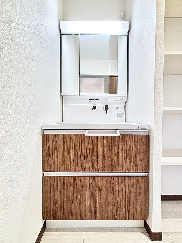 大きく見やすい三面鏡で清潔感ある洗面台は、身だしなみチェックや肌のお手入れにおすすめです。