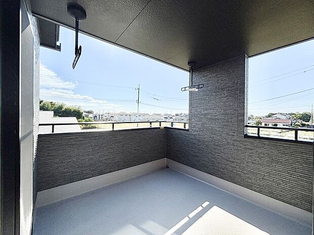 上部に屋根がかかっているので急な雨の時にも安心です。