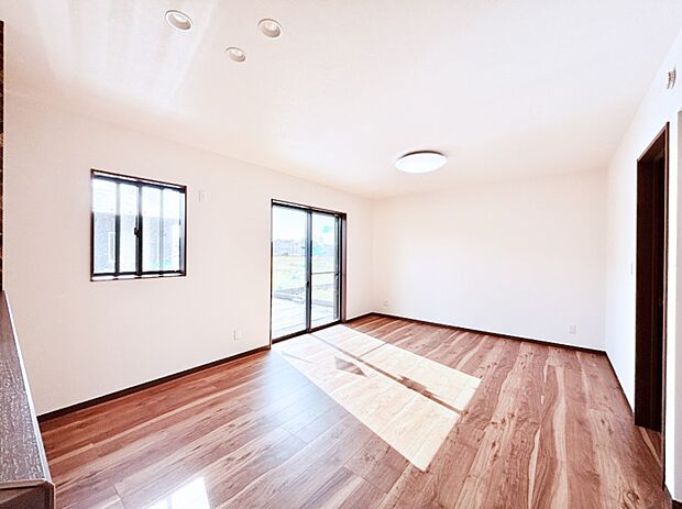 大きな窓からたっぷりの陽光と風を感じられるリビング