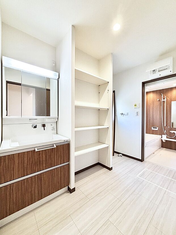 物がたくさん集まる洗面所にうれしい収納棚付きです。