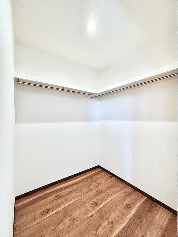 ウォークインクローゼット付きで生活空間を広く利用できます。