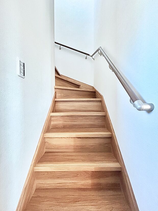 階段は手すり付きなので小さなお子さまやご高齢の方も安心です