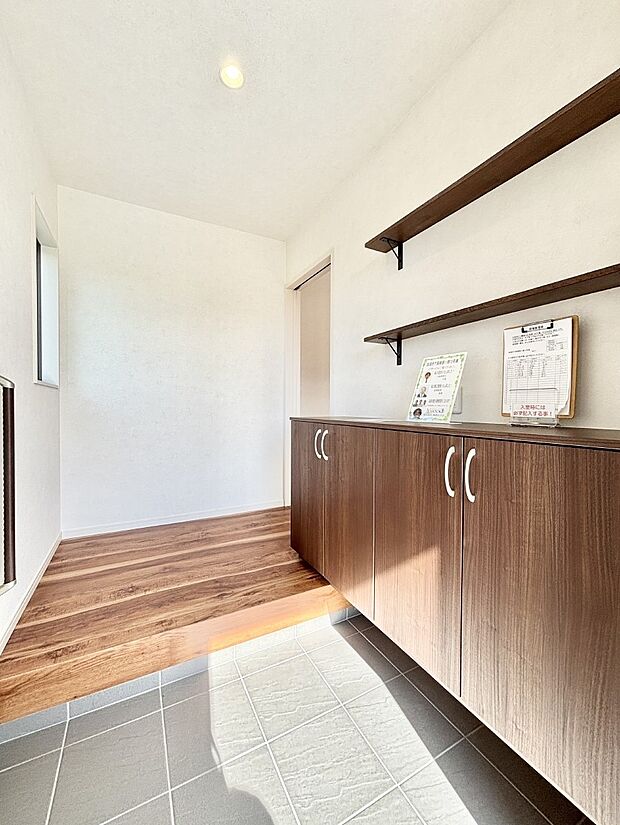 明るい玄関はお客様をお出迎えするのにぴったりです！ 