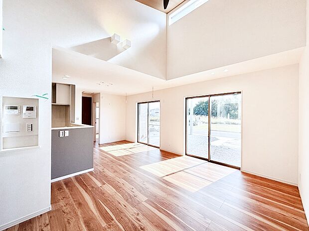 床暖房付き広々リビングは家族みんなの快適空間！家族のつながりを強くする大事なスペースです。 