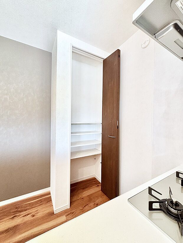 キッチンにはパントリー！食材のストックはもちろん、日用品の収納など使い方はいろいろ！