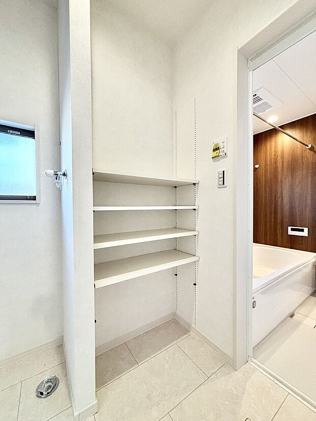 タオルや衣類の収納スペースとして重宝するリネン庫。