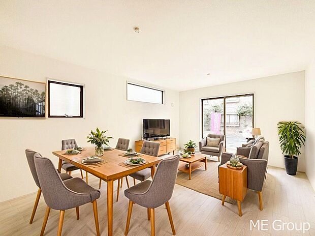 ご家族の賑やかな話し声で包まれる明るいリビング ※家具はCGです