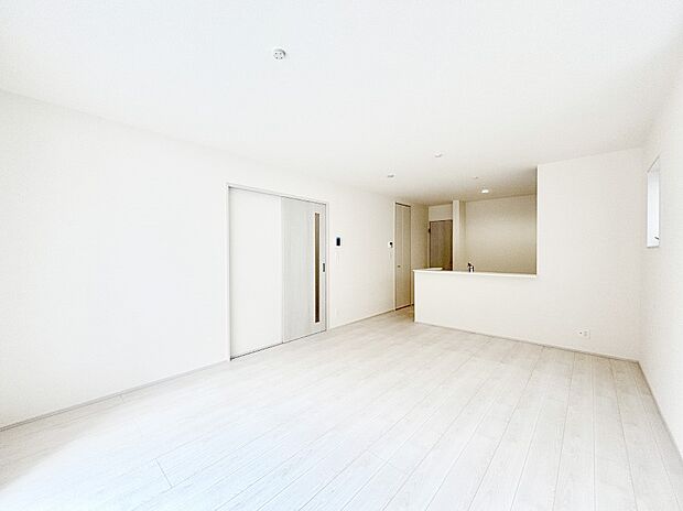 明るい陽光が注ぎ、寛ぎの雰囲気に満たされるリビング・ダイニング。 