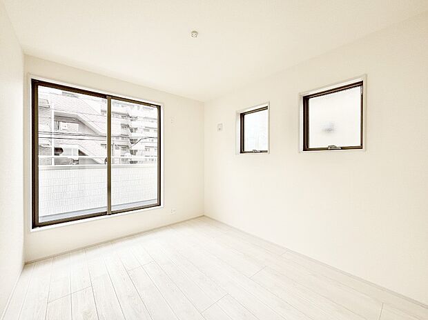 バルコニーが明るさと開放感を演出!朝スッキリと目覚められそうですね。