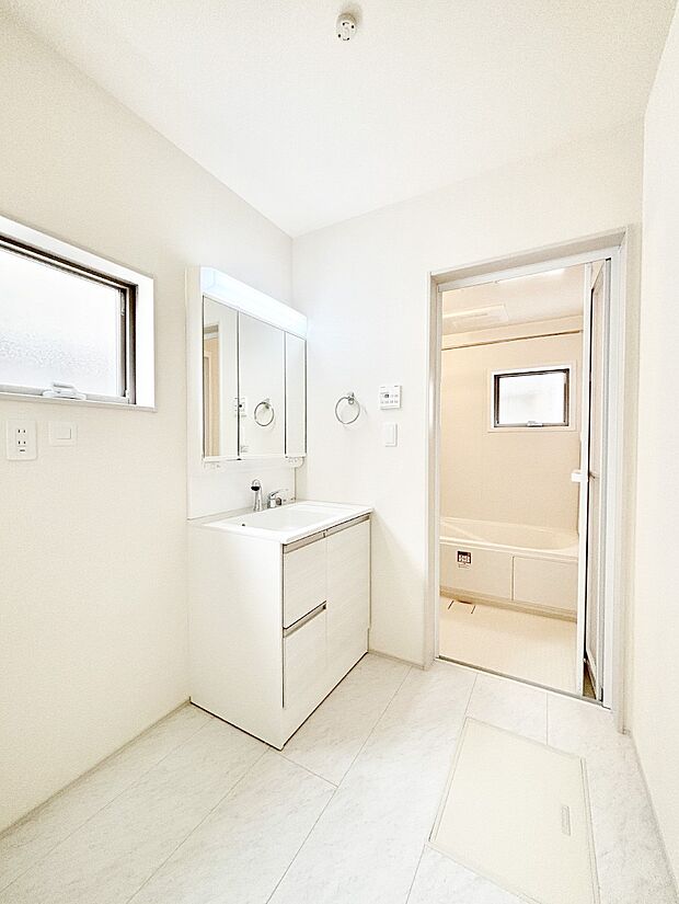 大きく見やすい三面鏡で清潔感ある洗面台は、身だしなみチェックや肌のお手入れにおすすめです。 