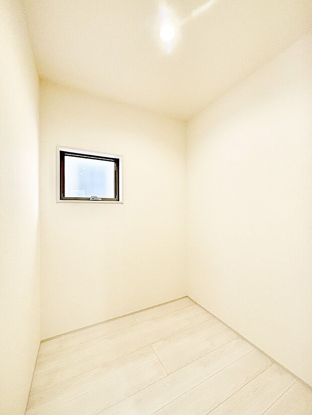 キッチンにはパントリー!食材のストックはもちろん、日用品の収納など使い方はいろいろ!