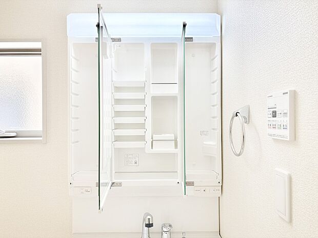 三面鏡の裏に、化粧品や衛生用品などを収納可能。洗面台をすっきりと保ちます！