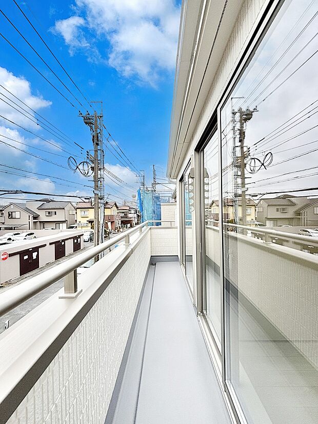 ゆったりバルコニーだから沢山お洗濯ものを干せます。