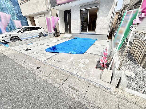 2台(車種による)駐車可!ご家族みんなの自転車も置ける広々カースペース。