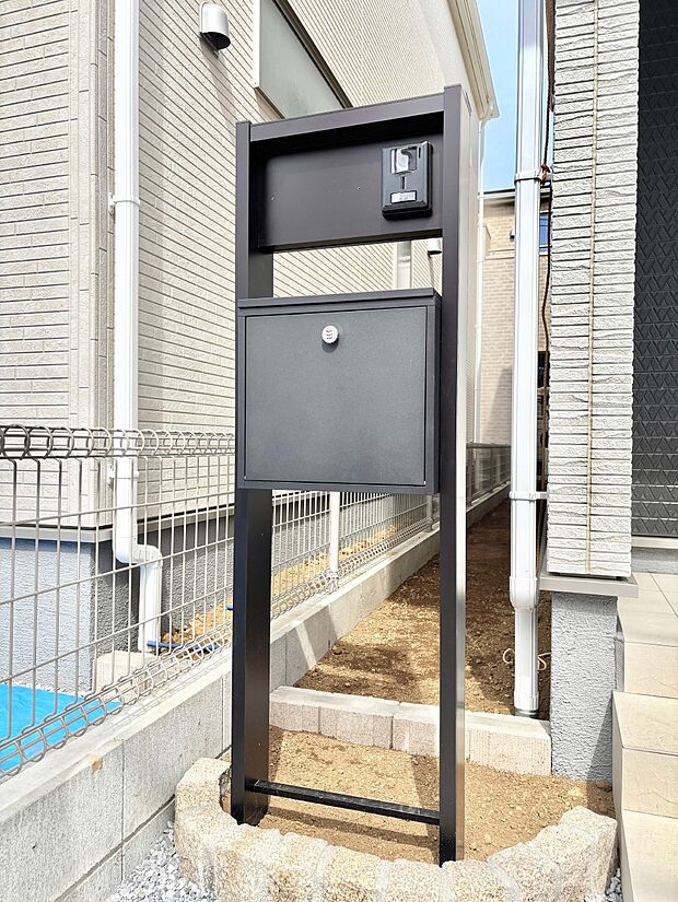 表札・インターホン・ポストをひとつに集約。エントランスになじむシンプルデザイン。