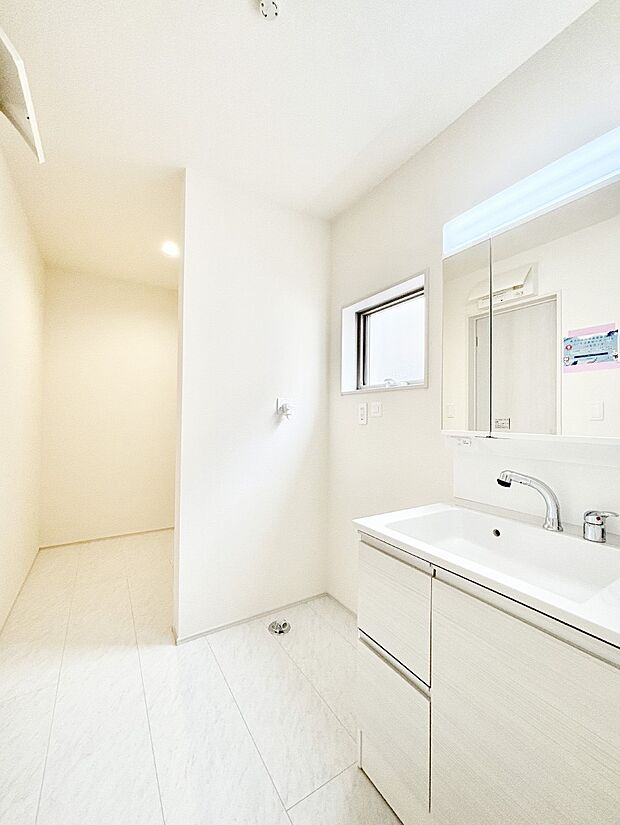 清潔感のある快適空間です。毎日の身支度も気持ち良くお使い頂けます。