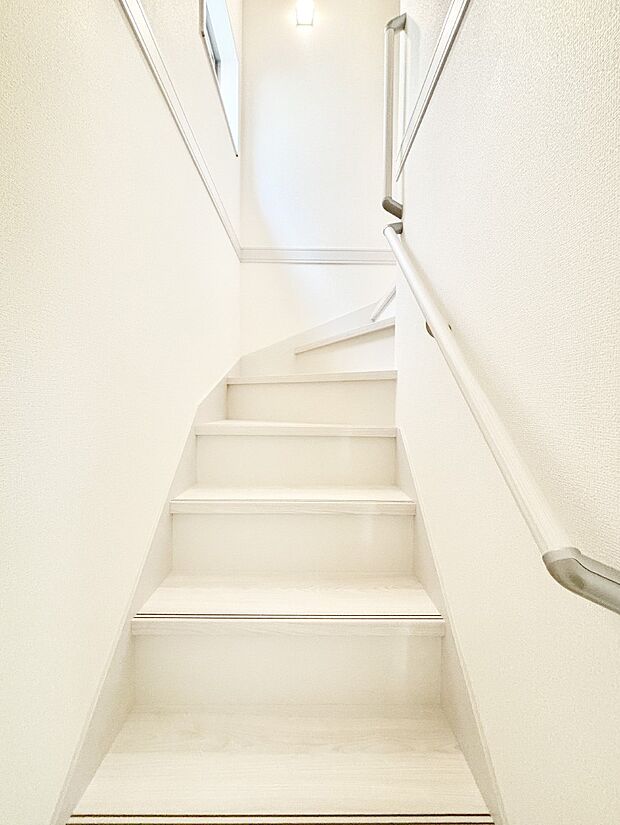 安全性を考慮し階段には手すりを設置しています