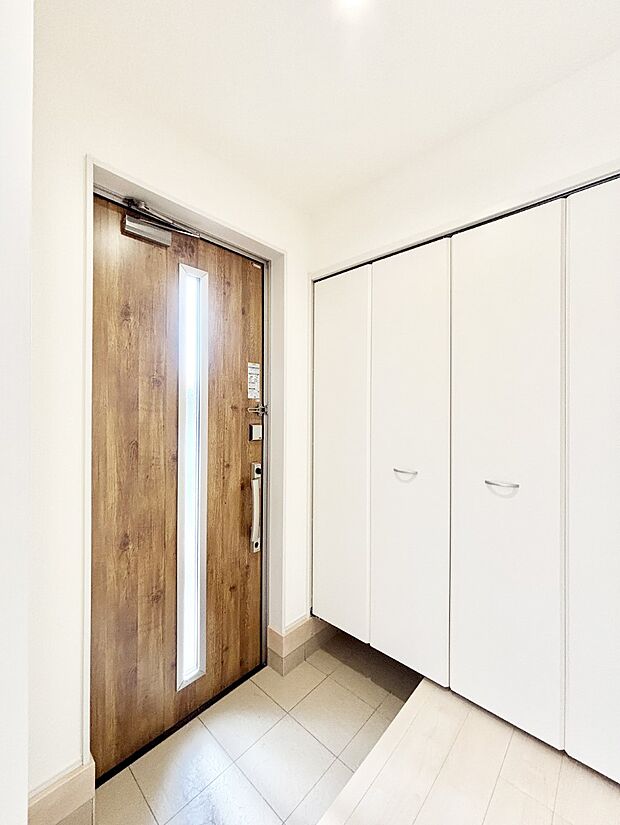 ガラススリットの入った玄関ドアが室内に光を届けてくれます