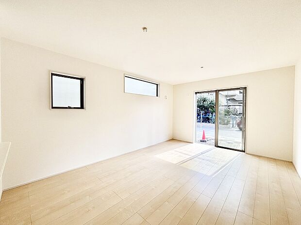 大きな窓からたっぷりの陽光と風を感じられるリビング