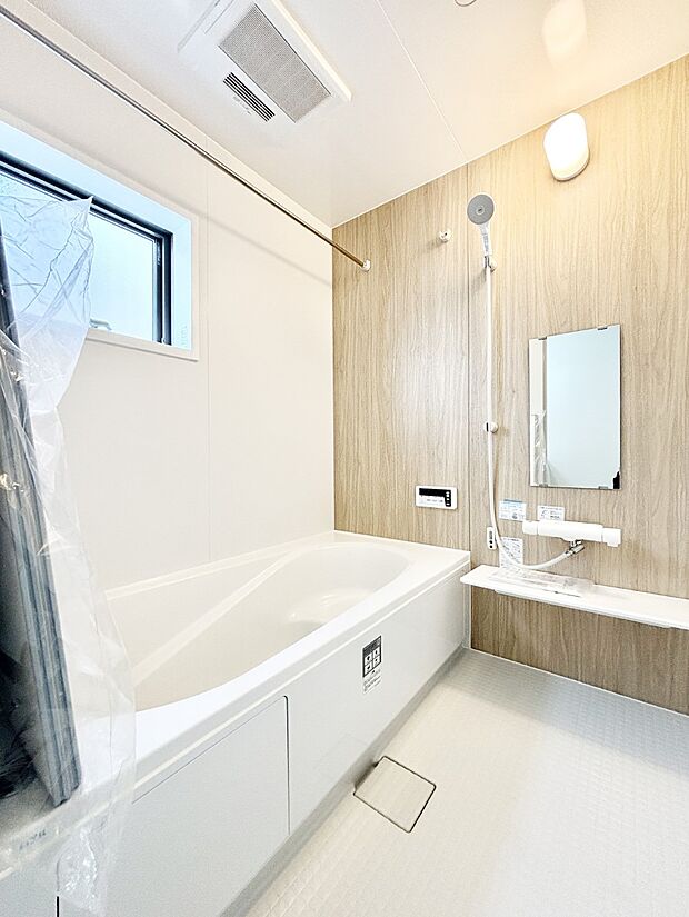 一日の疲れを癒してくれる明るい清潔感のあるバスルーム