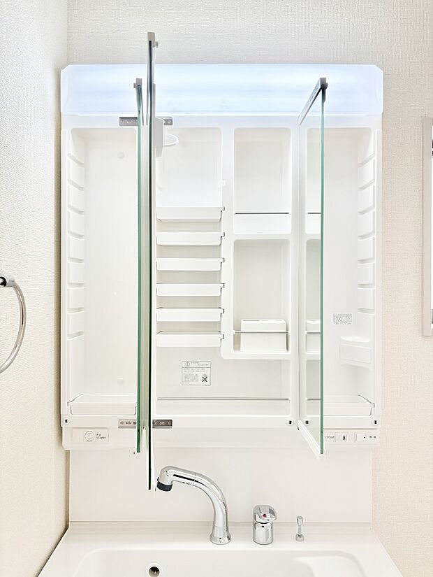 三面鏡の裏に、化粧品や衛生用品などを収納可能。洗面台をすっきりと保ちます!