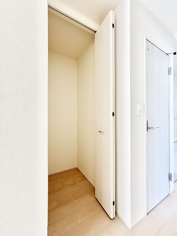 掃除用具や生活雑貨の保管に便利な廊下収納