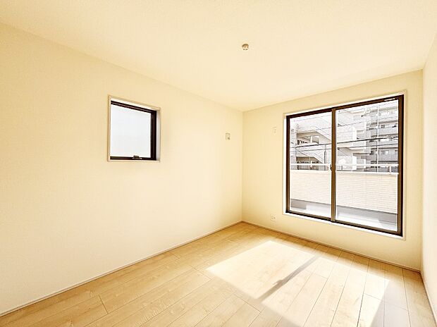 バルコニーが開放感をプラスしてくれる洋室