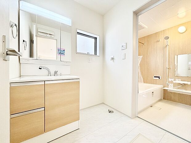 清潔感ある洗面化粧室で朝の身支度も快適