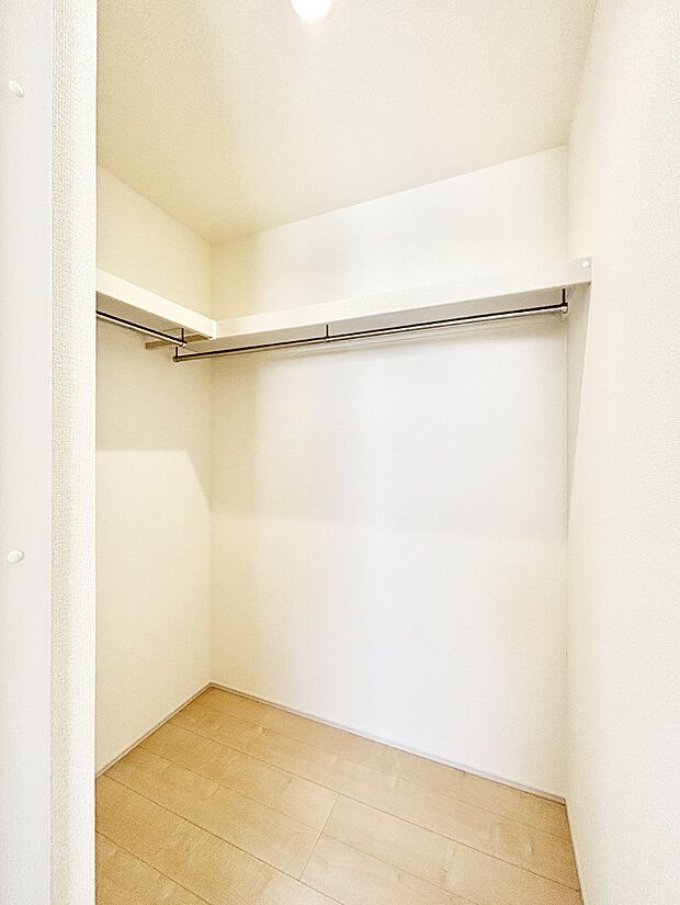 ウォークインクローゼットの活用で生活空間スッキリ