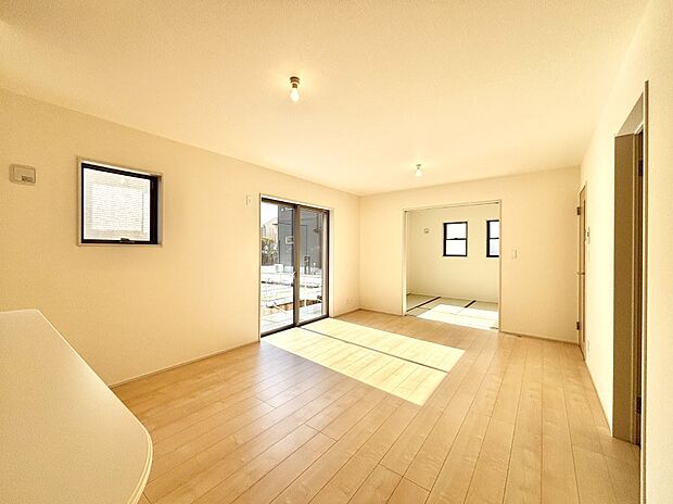 明るい陽光が注ぎ、寛ぎの雰囲気に満たされるリビング・ダイニング。