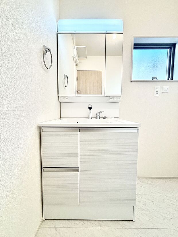 大きく見やすい三面鏡で清潔感ある洗面台は、身だしなみチェックや肌のお手入れにおすすめです。