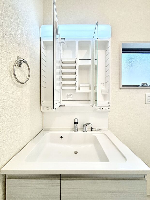 三面鏡の裏に、化粧品や衛生用品などを収納可能。洗面台をすっきりと保ちます!