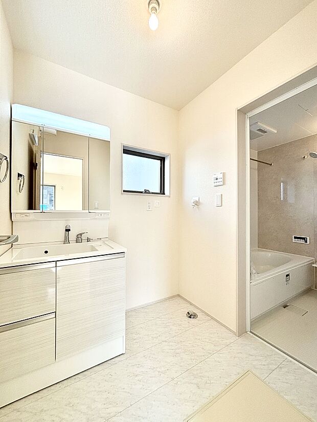 清潔感のある快適空間です。毎日の身支度も気持ち良くお使い頂けます。