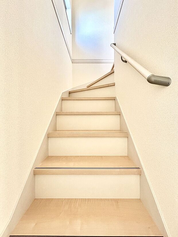 階段は手すり付きなので小さなお子さまやご高齢の方も安心です