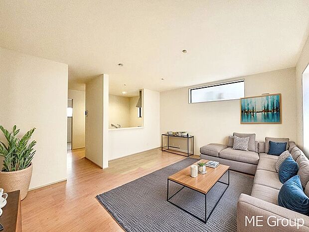 ご家族の賑やかな話し声で包まれる明るいリビング ※家具はCGです