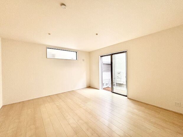 大きな窓からたっぷりの陽光と風を感じられるリビング