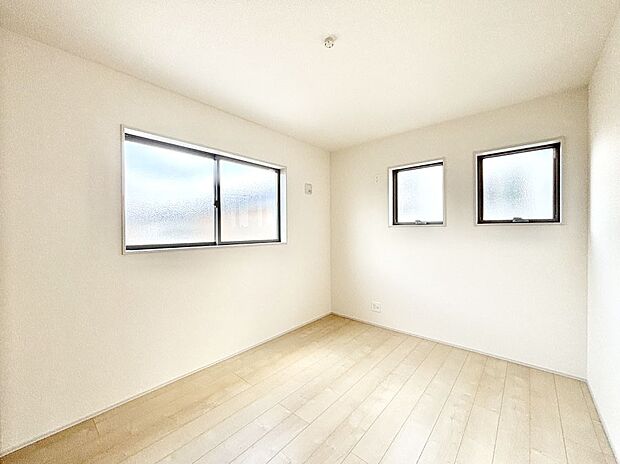 2面採光で気持ちよく自然光が取り入れられるのでお子様のお部屋にもピッタリ