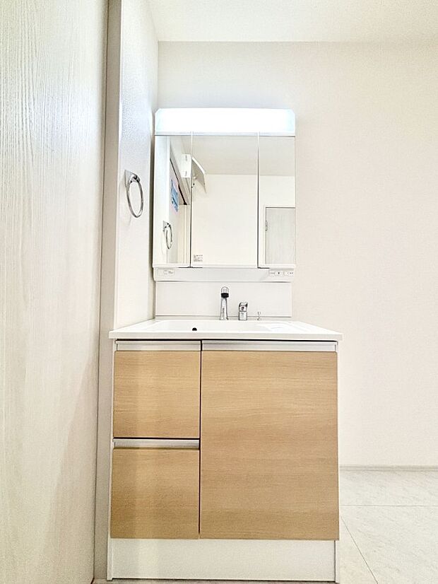 大きく見やすい三面鏡で清潔感ある洗面台は、身だしなみチェックや肌のお手入れにおすすめです。