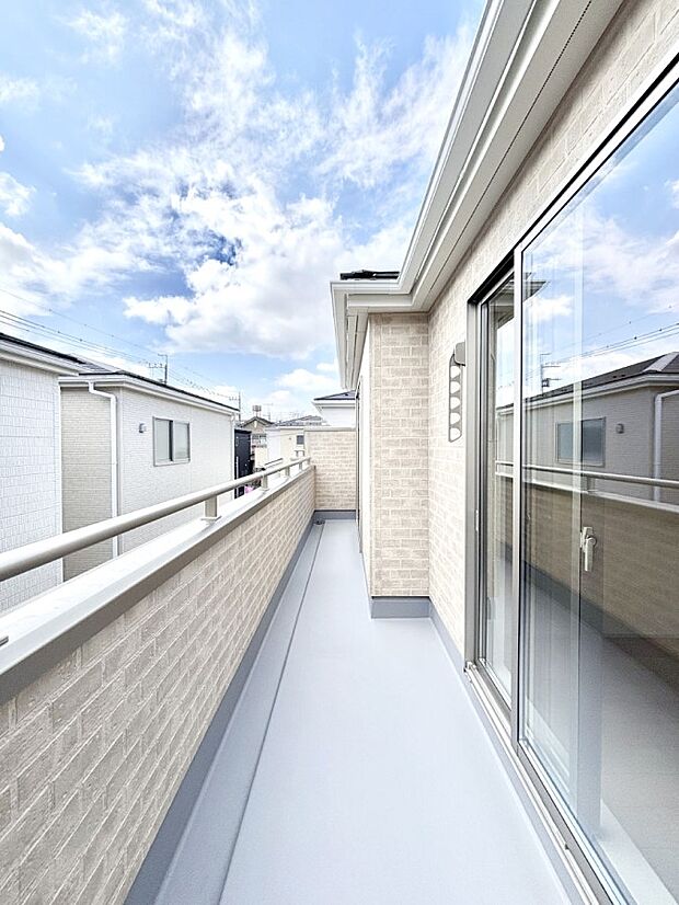 南向きのバルコニー!ご家族の洗濯物はもちろん、お布団もたっぷり干せます!