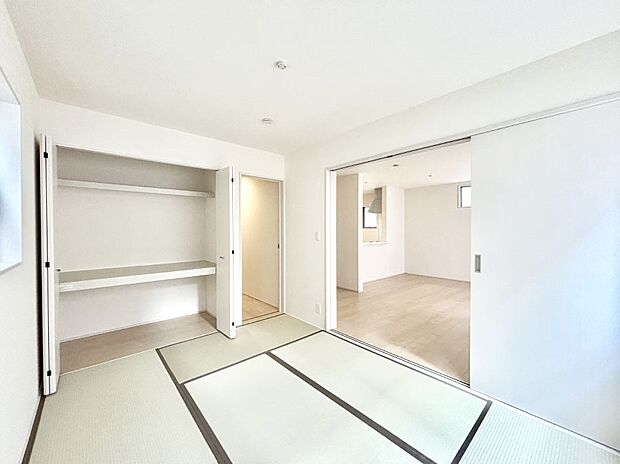 リビングと隣り合っている和室。ほっと一息できる和の空間も忘れずに。