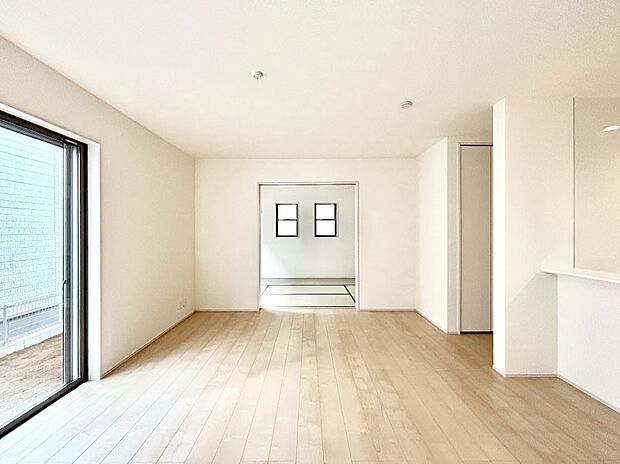 明るい陽光が注ぎ、寛ぎの雰囲気に満たされるダイニング。