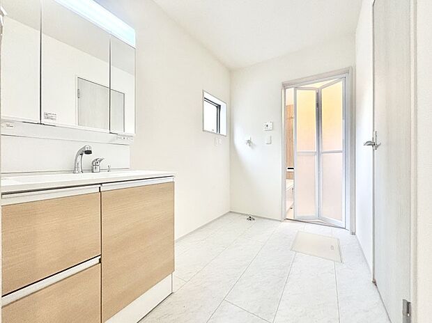 清潔感のある快適空間です。毎日の身支度も気持ち良くお使い頂けます。