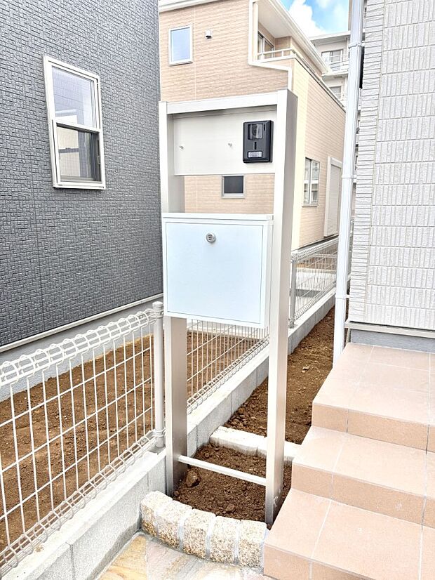 シンプルなデザインのポスト