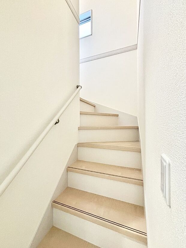 階段は手すり付きなので小さなお子さまやご高齢の方も安心です