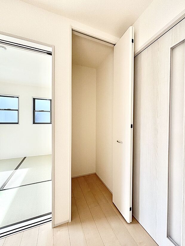 リビング収納。ここに収納があると物が集まるLDKがスッキリ片付きそうですね。