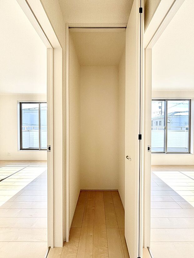 廊下収納。掃除道具や季節の小物を収納することができます。